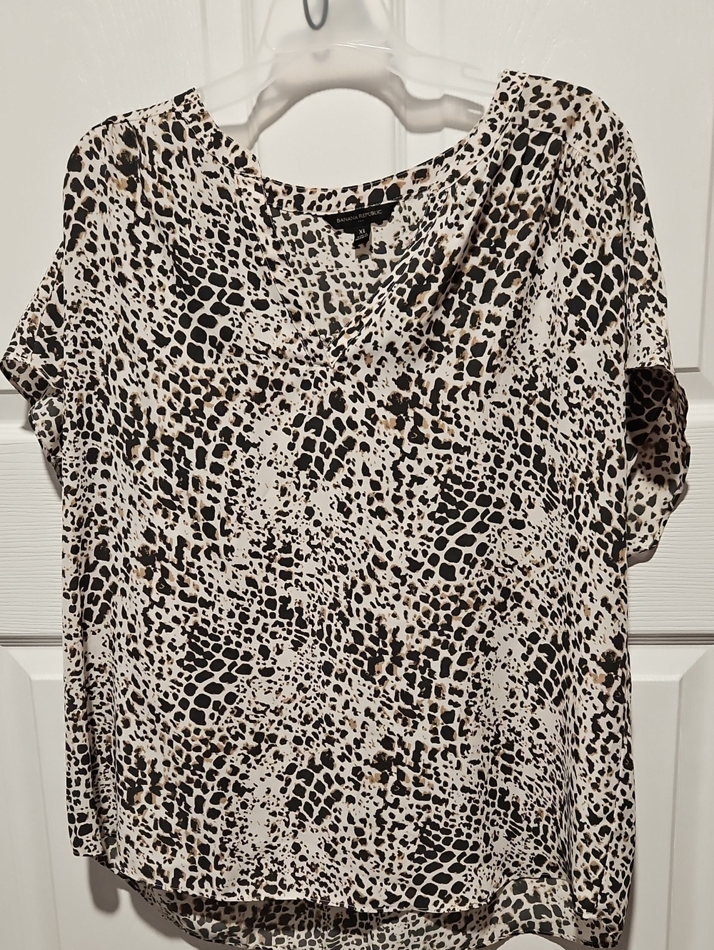 Banana Republic Leopard Print Short Sleeve V-Neck Top — Black & Cream
